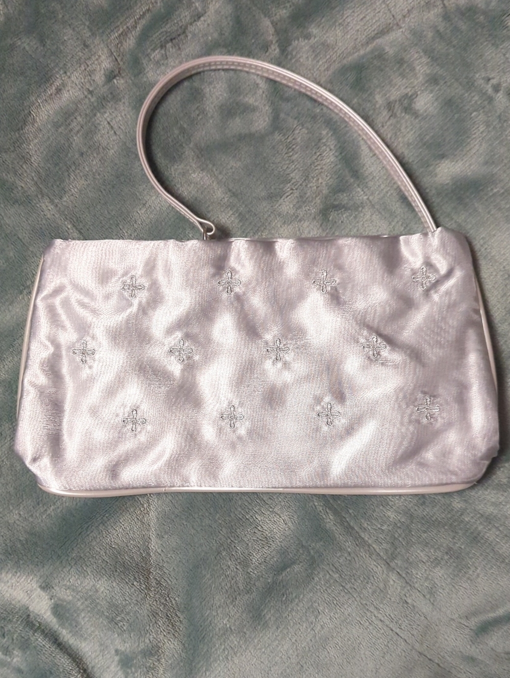 15-Elegant Silver Shoulder Bag for Women. Pre-loved.